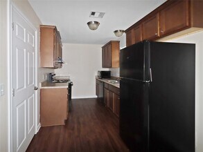 Building Photo - 7501 Blue Jay Dr