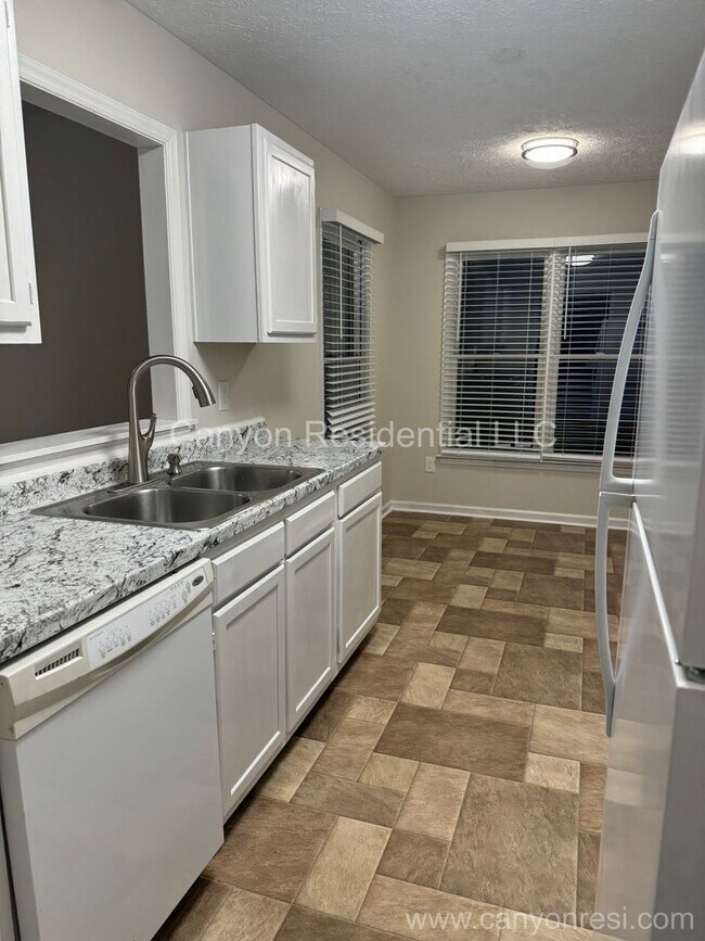 Foto del edificio - Charming 3-Bedroom Home for Rent in Lake R...