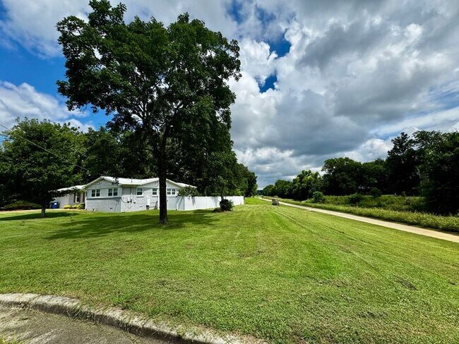Foto del edificio - Fenced yard by Greenway near Grissom High School