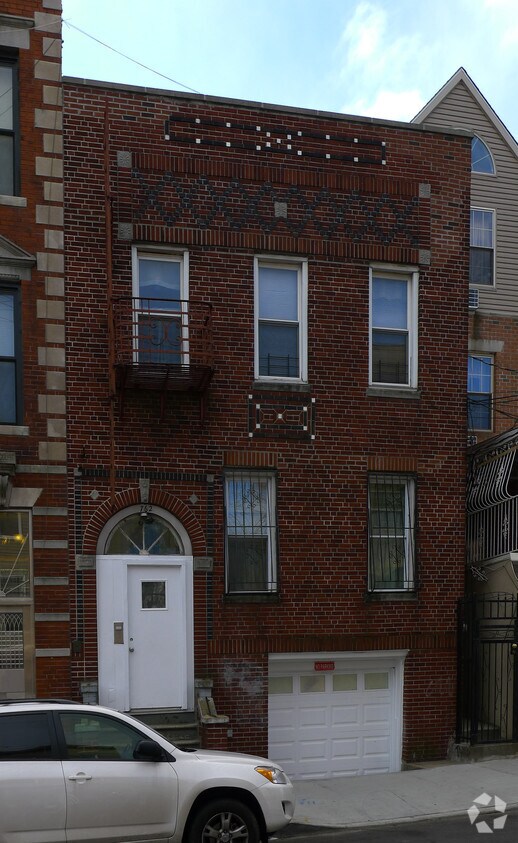 Building Photo - 762 E 214th St