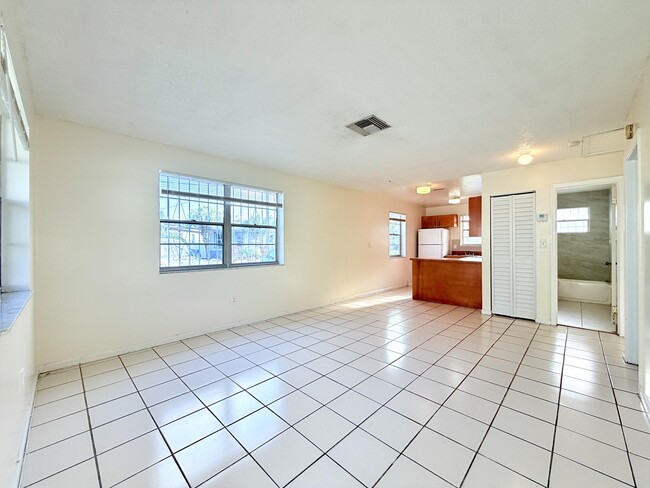 Foto del edificio - 800 NE 14th St