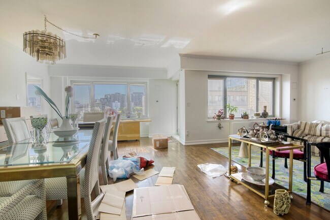 Building Photo - 3495 Rue de la Montagne