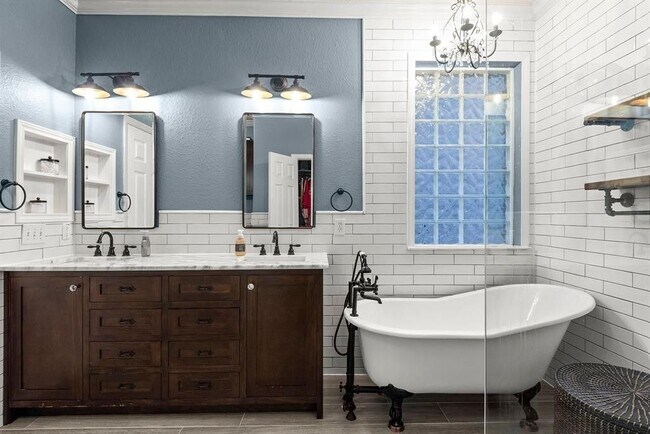 Foto del edificio - 2710 Golden Creek Ln