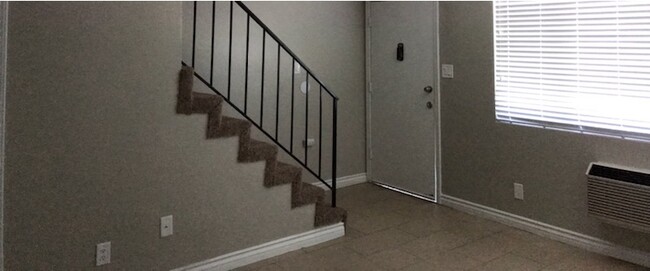 Foto del edificio - Remodel, Beautiful 2 bedroom 1 1/2 bath ap...