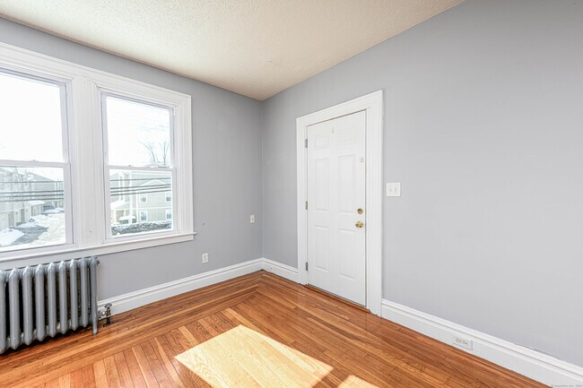 Building Photo - 1005 Whalley Ave