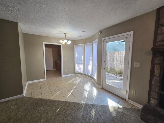 Building Photo - NEW LISTING!!
