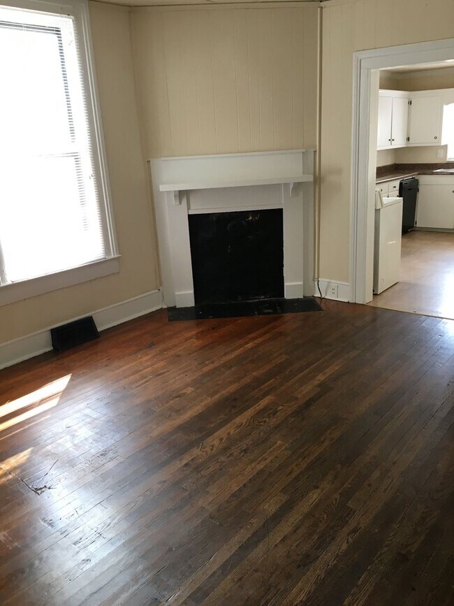 Building Photo - Three Bedroom Pre-Leasing- Carr St.
