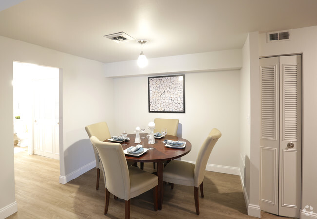 Dining Room - Williamsburg Estates