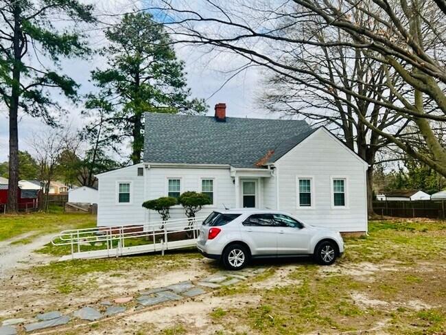Foto del edificio - Renovated 3 bdrm/1.5 bath Home with Bonus Room and Dressing Room Located Near Hopkins Rd.