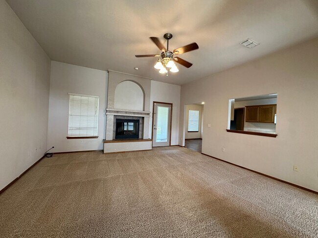 Building Photo - Spacious and nicely located on a cul-de-sa...