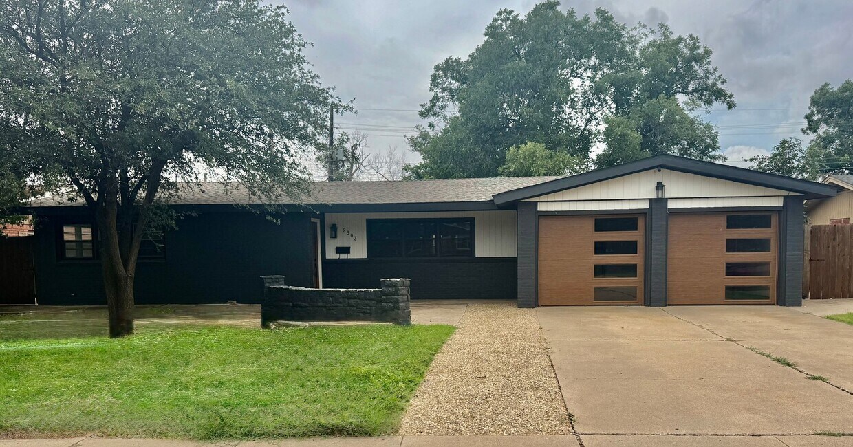 Foto del edificio - Beautifully Updated 3/2/2 with Open Concep...