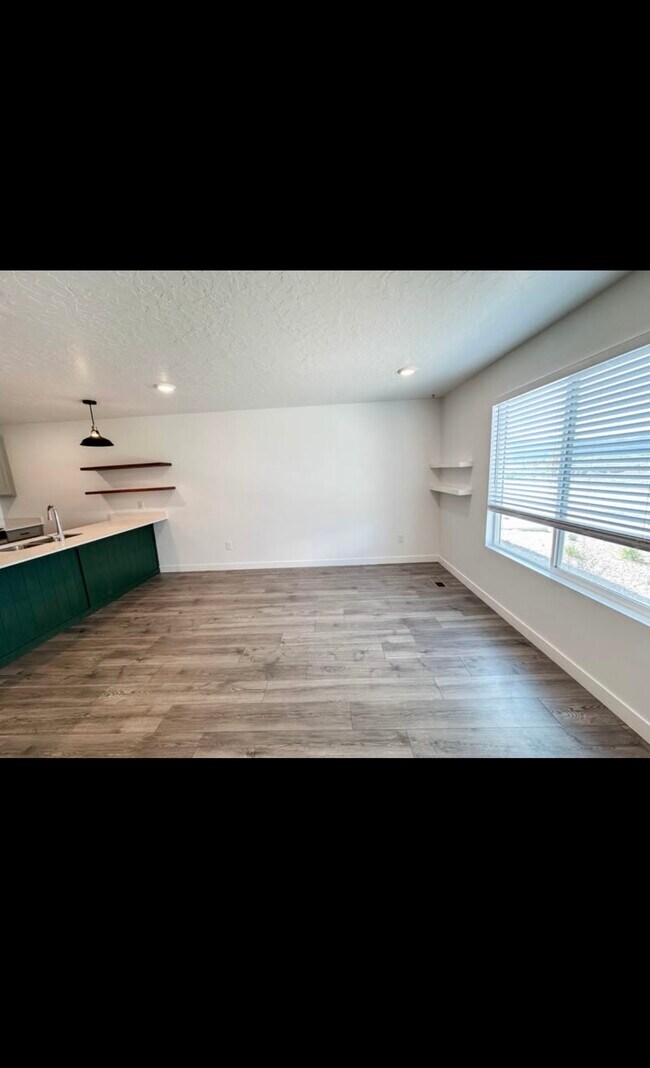 Building Photo - 913 E Flotsam Way