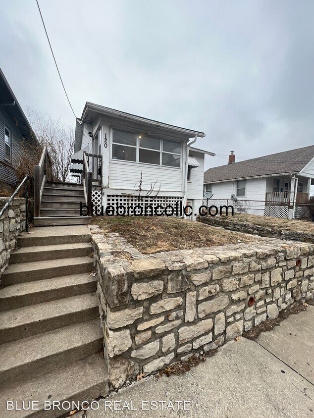 2 br, 1 bath House 120 E Walnut St House Rental in Independence, MO