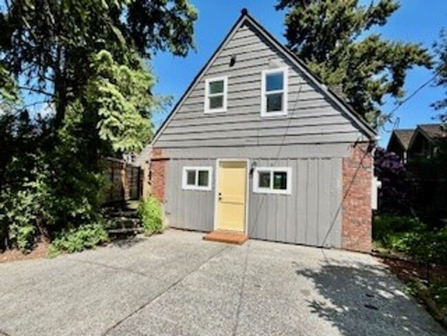 Building Photo - Classic Northwest Cottage With View of Lak...