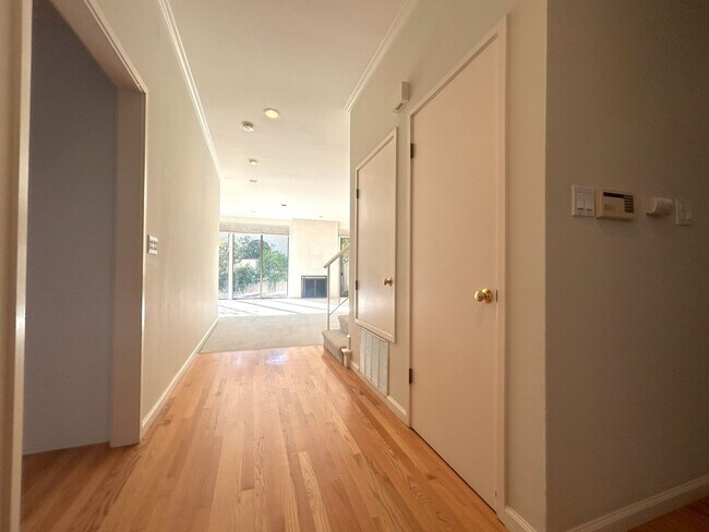Building Photo - 3br/2.5ba Two Story Townhouse in Sharon He...