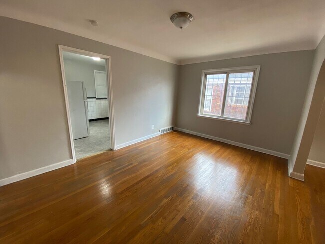 Building Photo - Private Charming Home