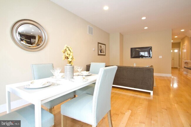 Building Photo - 1118 Wallace St