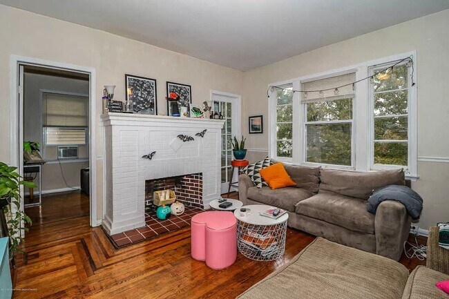 Living Room - 224 Montgomery St