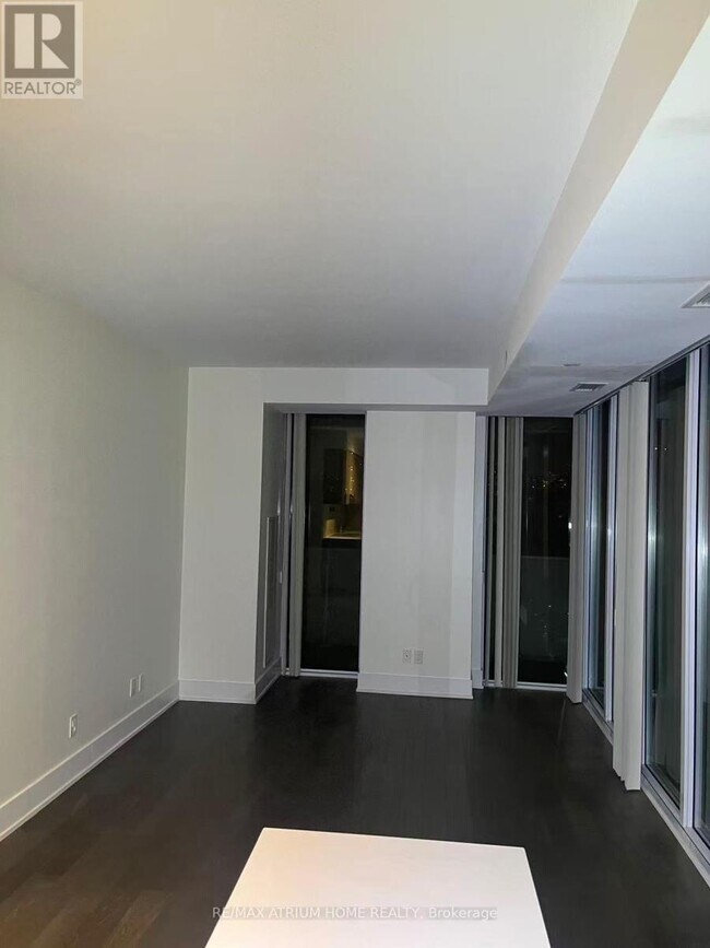 Photo du bâtiment - 200 Bloor St W