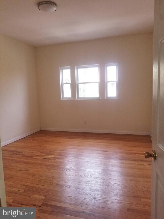 Building Photo - 805 Brooks Ln