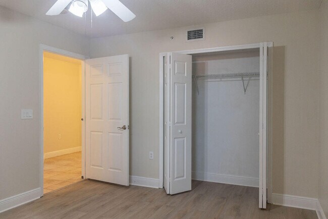 Building Photo - 561 Casa Bella Dr