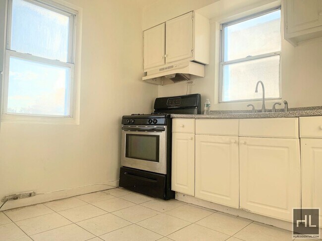 Foto del edificio - 4 Bedroom 30 AVENUE/ Central Astoria