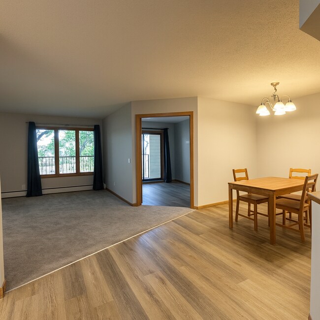 Foto del edificio - Quaint, Updated 1 Plus Den Condo in Bloomi...