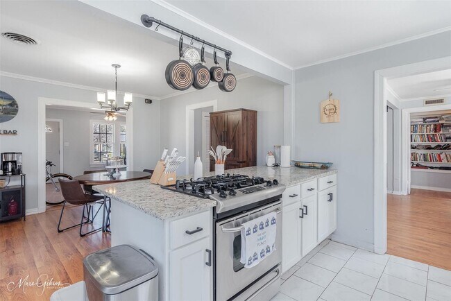 Building Photo - Updated Broadmoor Home
