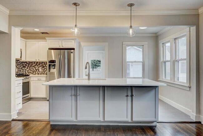 Building Photo - Shepherd District 3 Bed 2 Bath Ready for Y...