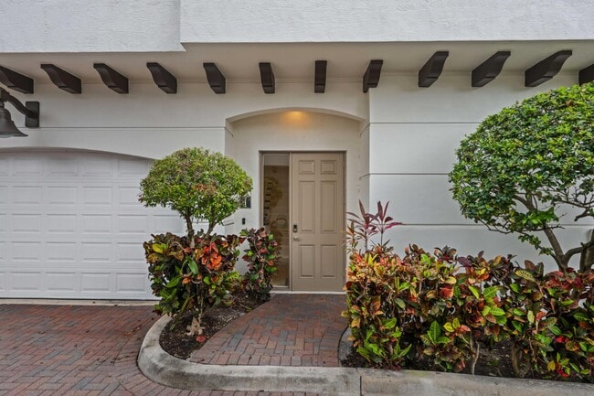 Building Photo - 285 SE 6th Ave