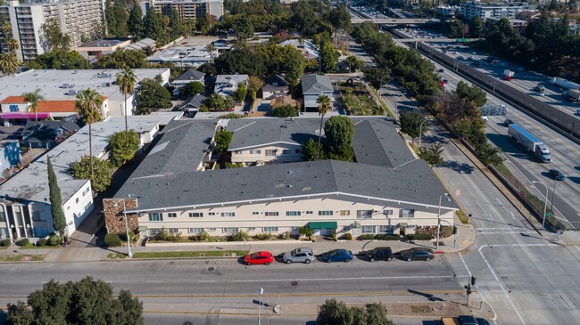 Building Photo - 400 N Los Robles Ave