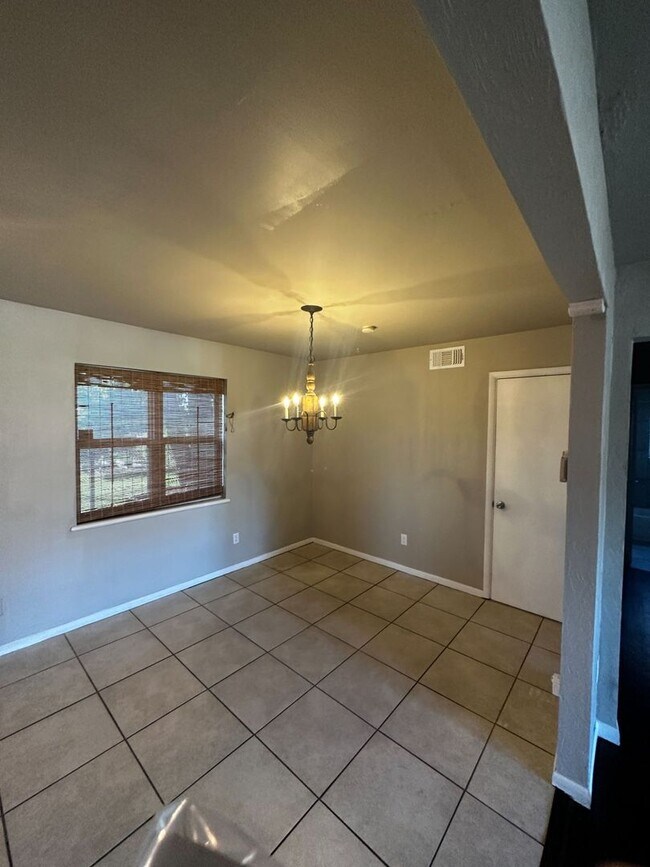 Building Photo - 5020 Memory Ln
