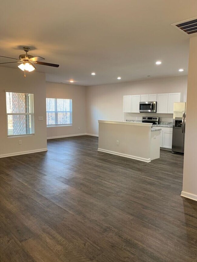 Foto del edificio - BRAND NEW Three Bedroom | Two and a Half B...