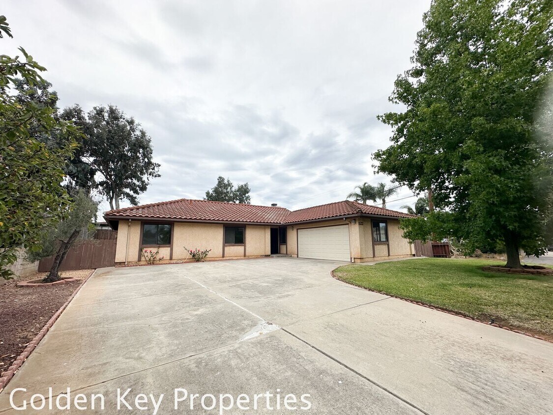 Foto principal - Single-level 4-Bedroom home on a large cor...