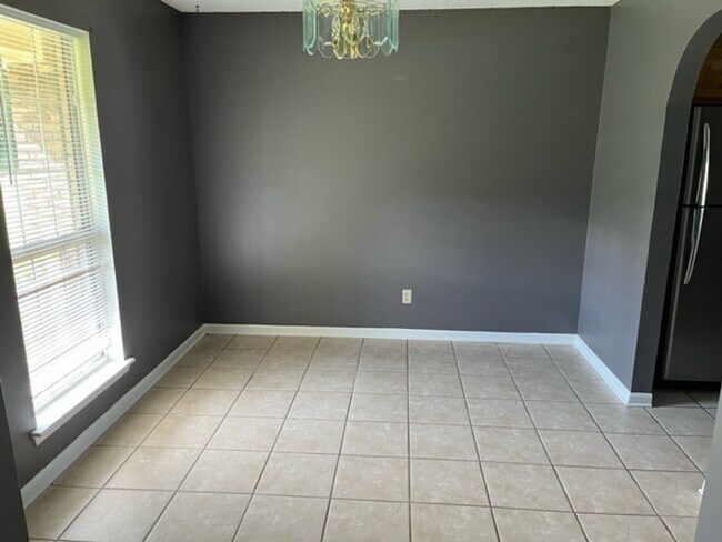 Foto del edificio - Spacious 4bedroom/2 bathroom home