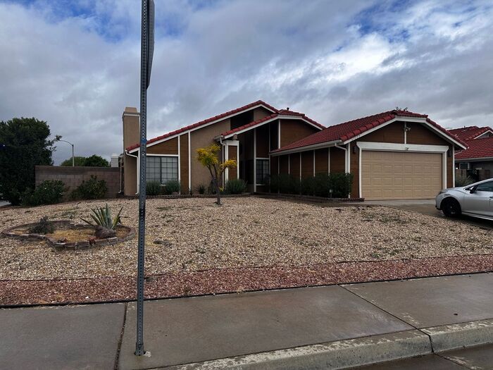 Foto del edificio - Situated on A Corner Lot in the Cozy Commu...