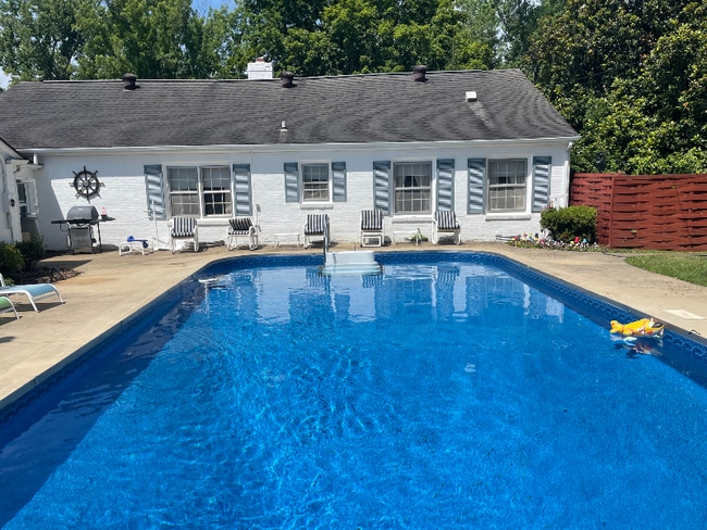 Building Photo - 920 Riverview Dr