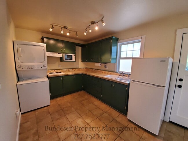 Building Photo - 9936 Oak St