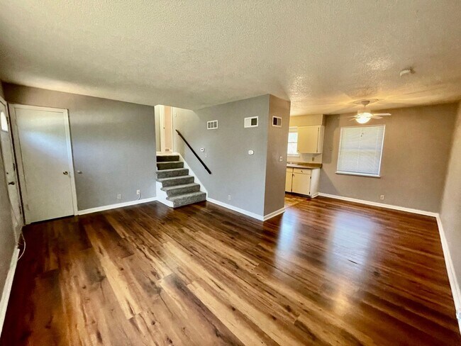 Building Photo - Recently Updated 3 Bedroom / 2 Full Bathro...