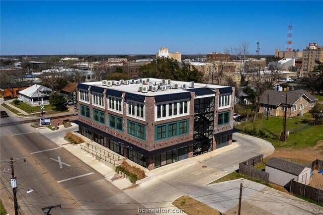 Building Photo - 305 W 27th Street Unit 335