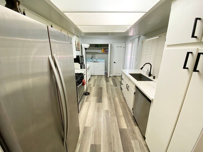 Foto del edificio - Charming Single-Story 2-Bed 2-Bath Townhou...