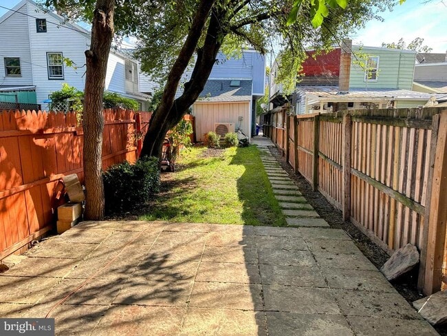 Foto del edificio - 213 E 6th St