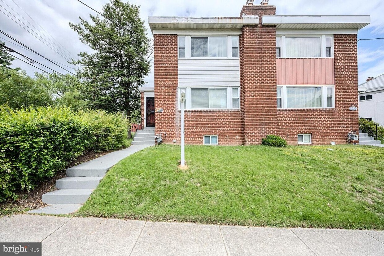 Foto principal - 5131 Chillum Pl NE