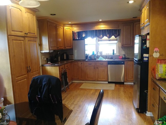 Foto del edificio - 3 br, 1.5 bath House - 382 Warren Ln