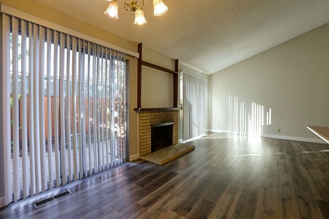 Building Photo - End Unit 2 Bed, 2 Bath Townhouse with Atta...