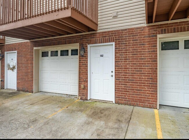 Building Photo - Great Location - 2 Bedroom/2.5 Bath Condo ...