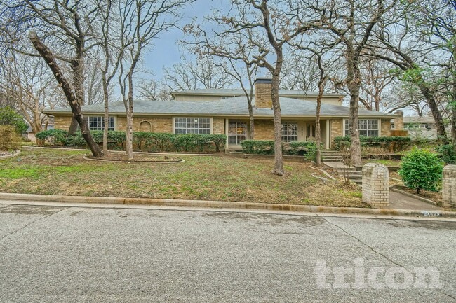 Foto del edificio - 5808 Thoreau Ln