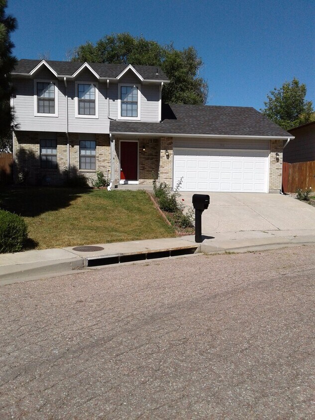 Foto principal - SPACIOUS TWO STORY 3 BED/2.5 BATH WITH FEN...