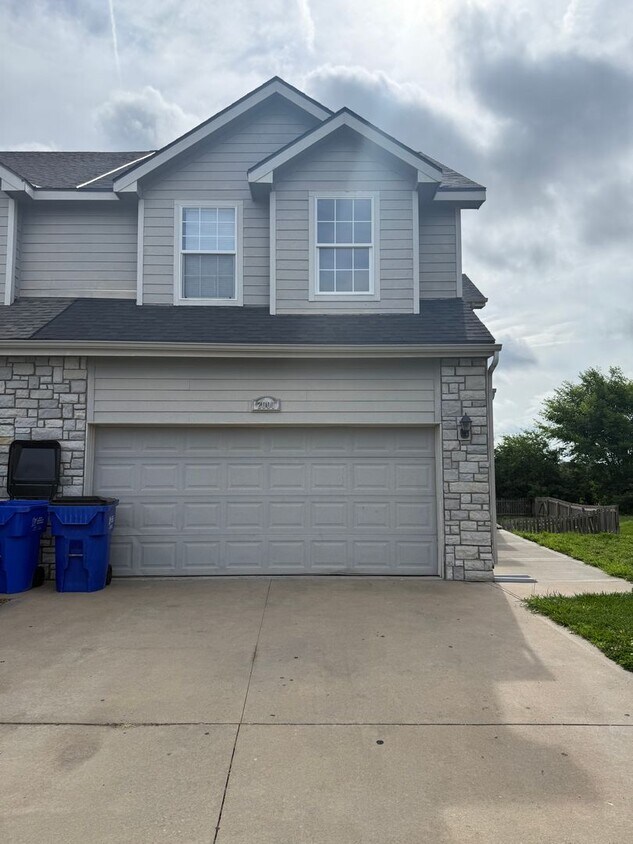 Foto principal - Charming Townhome, Prime Location, Cozy Li...
