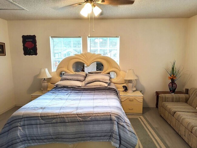 Foto del edificio - 1 br, 1 bath House - 7817 Midway Drive Ter...